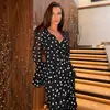 Novo vestido transfronteiriço europeu e americano estilo francês de bolinhas sexy com decote em V profundo, babados, chiffon, cintura marcada plissada, manga longa