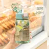 Novo copo de plástico popular da moda copo de água portátil para esportes ao ar livre copo de viagem para estudantes com tampa de abrir copo espacial simples e criativo