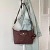 Bolsa de ombro de camurça vintage 2026 novo modelo, bolsa transversal versátil de nicho para o dia a dia com alça de ombro de corda torcida, bolsa de axila com toque de alta qualidade