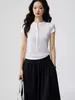 Camiseta Henley de Manga Curta com Gola Henley em Tencel Lyocell Feminina Verão Novo Estilo Design Elegante Botão Emagrecedor Top Versátil
