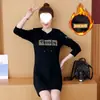 Vestido sudadera con capucha de longitud media para mujer, talla grande, forrado de forro polar y engrosado, 200 jin, nuevo para otoño e invierno, casual, que cubre la barriga y adelgazante