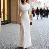 Colección Otoño 2026: Moda Transfronteriza Europea y Americana para Mujer, Diseño Elegante y Sofisticado, Vestido de Color Sólido con Escote Acampanado
