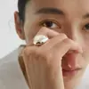 Elegante Colar de Cristal Branco, Luxo Leve, Brincos de Alta Qualidade, Versátil, Personalizado, Moderno, Pingente de Design de Nicho para Mulheres