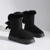 Botas de nieve de invierno 2026, estilo nuevo, forradas de felpa para mujer, con diseño combinado de piel y pelo, engrosadas para abrigar, y de estilo botín corto con suela gruesa, adecuadas para climas fríos.