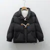 Nueva colección de otoño e invierno Pinghu Chixin: Chamarra acolchada corta de corte holgado con cuello alto y botones de cuerno, estilo mujer, directo del fabricante