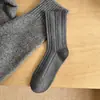 Meias estilo miu femininas listras verticais japonesas versáteis meias de cano médio outono novo absorventes de suor respiráveis meias folgadas meias cinzas