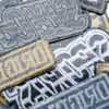 Serie del alfabeto inglés tela bordada pegatinas insignia personalizada parche bordado para computadora accesorios para ropa parche diy venta al por mayor