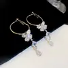 Pendientes de borla de mariposa con circonitas súper deslumbrantes, sensación de lujo ligero y alta gama, pendientes de botón y aros de nicho, accesorios únicos y que afinan el rostro