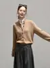 Nova camisa outonal estilo retro americano old money com retalhos, cardigã de tricô solto falso duas peças para mulheres