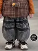 Conjunto casual de invierno para niños: chal acolchado, pantalones elegantes de mezclilla de pierna curva y un conjunto de tres piezas para bebés niños
