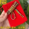Ramas de Madera de Melocotonero Viejas con Cuerda de Cinco Colores Adornos de Rama de Madera de Melocotonero para Dormitorio y Coche, Ramas de Madera de Melocotonero con Bolsa de Terciopelo del Sudeste para Atraer Flores de Melocotonero