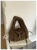 Bolso de mujer elegante de alta gama 2026 nuevo de moda versátil de felpa de mano de un solo hombro moda retro bolso cubo