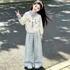 Conjunto vibrante e doce de moletom e calça xadrez estilo cartoon para crianças maiores, perfeito para primavera e outono