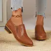 Sapatos de salto baixo de bico fino, corte profundo, tamanho grande, para comércio exterior, em estoque, novo modelo de verão, estilo europeu e americano transfronteiriço, botas de tornozelo com salto grosso versátil na cor marrom