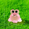 Produto novo transfronteiriço: adorável, de olhos grandes, sapinho em miniatura que brilha no escuro, acessório de decoração DIY, pequeno ornamento de mesa