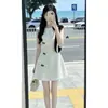 Atuendo estilo Kochi: vestido blanco sin mangas de tirantes con lazo, vestido corto de verano entallado a la cintura para figuras petite