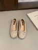 Sapatos Femininos Baixos Vermelhos de Camurça Retro com Elevação Interna 2025 Novo Verão Prata Sapatos de Ballet Franceses para Noite