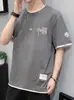 Camiseta de Verano para Hombre Nueva Fina de Manga Corta Estilo Coreano Juvenil Estampada de Estudiante Cuello Redondo Top Camiseta