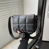 Bolsa Feminina de Inverno 2024 Nova Bolsa Simples Moda Feminina Bolsa Acolchoada Xadrez Bolsa Transversal Cor Sólida Estilo Western Pequena Bolsa Quadrada