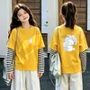 Camiseta de manga comprida com desenho para meninas, conjunto de duas peças de outono, novo estilo 2026, para crianças de tamanho médio e grande, camada base de algodão puro