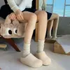 Pantuflas versátiles de punta redonda que aumentan la altura, perfectas para estar de pie durante largos períodos, pero evita los diseños de punta baja que pueden arrastrarse por tus pies.. Sandalias de mujer 2026, cómodas, de suela blanda, estilo slip-on moderno, una opción popular para combinar con vestidos