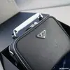 P Lada Bolso para Cámara de Hombre Etiqueta Micro Saffiano Bolso de Hombro Bolso de Hombre Alta Calidad 2Vh070 con Caja de Regalo
