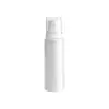 Botellas de sérum cosmético de grado médico blancas en stock, botellas con atomizador y botellas de tónico esmeriladas - un set de productos para el cuidado de la piel