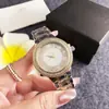 Reloj de Sirena para Mujer, Gypsophila Rellena de Pedrería, Orejas Doradas Pequeñas, Lujo Accesible, Gama Alta, Exquisito Reloj de Cuarzo para Dama, Regalo de Vacaciones