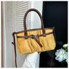 Bolso de axila estilo retro casual para mujer, nuevo modelo 2025, bolso tote de gamuza de gran capacidad, bolso de hombro simple para el día a día