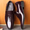 Nova Coleção Primavera 2025 Sapatos Masculinos de Couro Couro Brilhante Casual de Negócios Mocassins Slip-On Sapatos da Moda para Cabeleireiros Europeus e Americanos