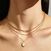 Bestseller transfronterizo: Collar apilado de tres capas con colgante irregular de nácar blanco, cadena chapada en oro, estilo ins, versátil y elegante