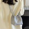 Minibolsa de Alta Gama para Mujer 2026 Nuevo Verano Versátil Diseño de Nicho Bolso de Hombro Cruzado Bolso de Cubo de Mano