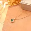 Collar Giratorio Flor de Cuatro Hojas Esmeralda para Mujer, Estilo de Moda Exquisito de Alta Gama con Circonita Microincrustada, Cadena de Clavícula de Moda