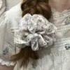 Goma para el pelo estilo coreano azul ins con estampado floral blanco y azul para mujer, accesorio para el pelo de algodón y lino con estampado de tinta, ambiente relajado, versátil