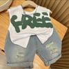 Roupas para Meninos e Crianças 2025 Nova Camiseta sem Manga Calça Jeans Rasgada Conjunto de Duas Peças Terno Estampado Legal e Moderno para Bebê
