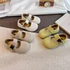 Sapatos de couro trançado vazado estilo coreano para meninas 2026 primavera-verão novos sapatos princesa de sola macia respiráveis sapatos casuais versáteis para crianças