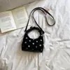 Bolso de mano nuevo de lunares con forma de nube 2026, un bolso tote de nicho y elegante para mujer, se puede llevar en la mano o usar como bolso de hombro o bolso cruzado, hecho de gamuza de alta calidad, versátil y elegante
