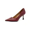 Sapatos de trabalho em pele de ovelha, básicos e versáteis, coleção outono 2026, salto alto stiletto, bico fino, para o trabalho, cor sólida, couro genuíno, scarpins femininos de corte baixo