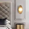 Lámpara de pared minimalista moderna de estilo nórdico americano ecológica de cerámica, metal y madera en color beige para decoración del hogar y proyectos hoteleros