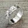 Anillo de vid minimalista repujado transfronterizo, diseño elegante, anillo conmemorativo de viaje, joyería versátil de aleación de zinc personalizada