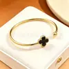 Pulsera de acero de titanio estilo ins de trébol de cuatro hojas transfronteriza europea y americana, tubo hueco flexible, trébol de la suerte, joyería de extremo abierto 18k que no se decolora fábrica