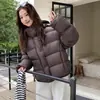 Chaqueta acolchada de plumón de pato blanco 90% muy esponjosa para mujer, estilo corto, nueva moda invierno 2026, cuello alto, abrigo acolchado que favorece la figura