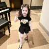 Conjunto de Verano Nuevo para Niñas 2026, Estilo Popular de Alta Venta de Este Año, Top Negro de Manga Corta con Dibujos y Shorts Delgados para Niñas
