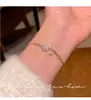 Pulseira Pingente Flor de Zircônia Doce e Luxuosa para Mulheres, com Toque de Alto Padrão, Design Versátil e Único, Joia de Mão Quadrada Fofa