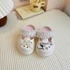 Tamancos Infantis 2025 Novos Fofos de Desenho Animado Hello Kitty de Sola Grossa para Mulheres Usarem ao Ar Livre Sandálias Slip-On Antiderrapantes para Mulheres