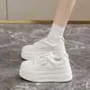Zapatillas blancas de cuero suave con suela gruesa súper elegantes para mujer, primavera 2026, zapatos deportivos casuales versátiles ultramodernos con aumento de altura