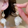 Pendientes de Ojo de Gato de Diseño Exclusivo, Lujo Ligero de Gama Alta, Pétalos Blancos Ultra-Féericos, Pendientes Elegantes y con Estilo