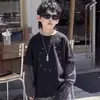 Nuevo atuendo de temática oscura 2026 para niños, con un look de dos piezas: top y pantalones anchos de camuflaje, ropa infantil moderna y genial