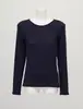 El nuevo producto de otoño de CoS es una camiseta de manga larga con cuello redondo y corte ajustado, hecha de Tencel y lana, que se usa como capa base con un jersey de punto de color liso.