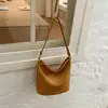 Bolsa tipo cubo texturizada de moda casual de nicho con patrón tejido, modelo nuevo de verano 2026 para trabajo y desplazamientos, bolso de hombro para mujer